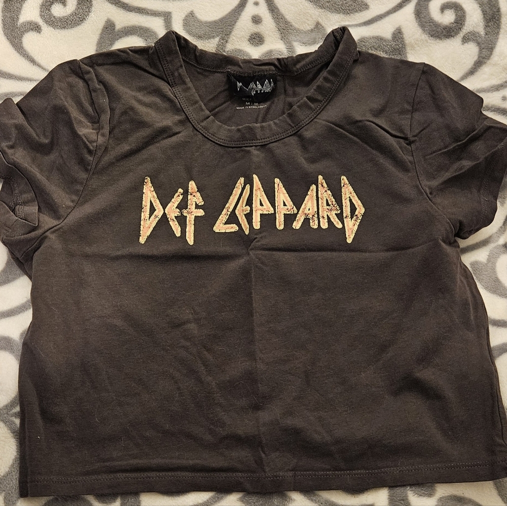 DEF LEOPARD cropped tshirt size medium